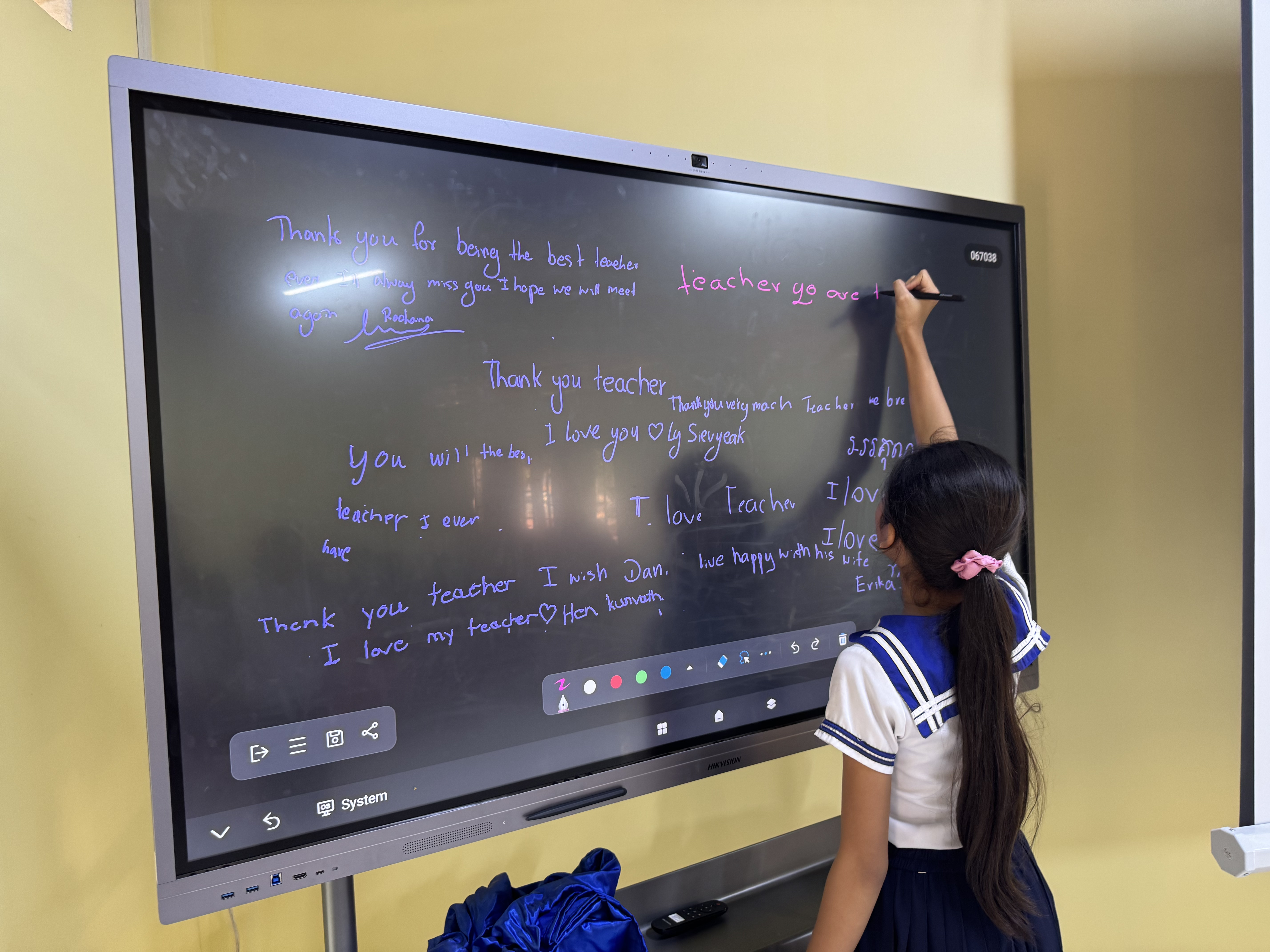 Bimba di spalle lavagna